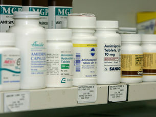 Imagen referencial de estanterías con medicamentos en una farmacia.