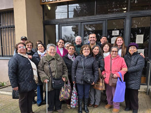 Representantes de organizaciones de personas mayores de Santa Bárbara durante actividad de firma de convenios en Los Ángeles.