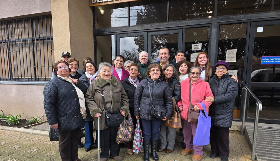 Representantes de organizaciones de personas mayores de Santa Bárbara durante actividad de firma de convenios en Los Ángeles.