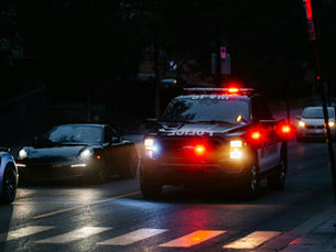 Imagen referencial de un vehículo policial patrullando una calle urbana durante la noche.