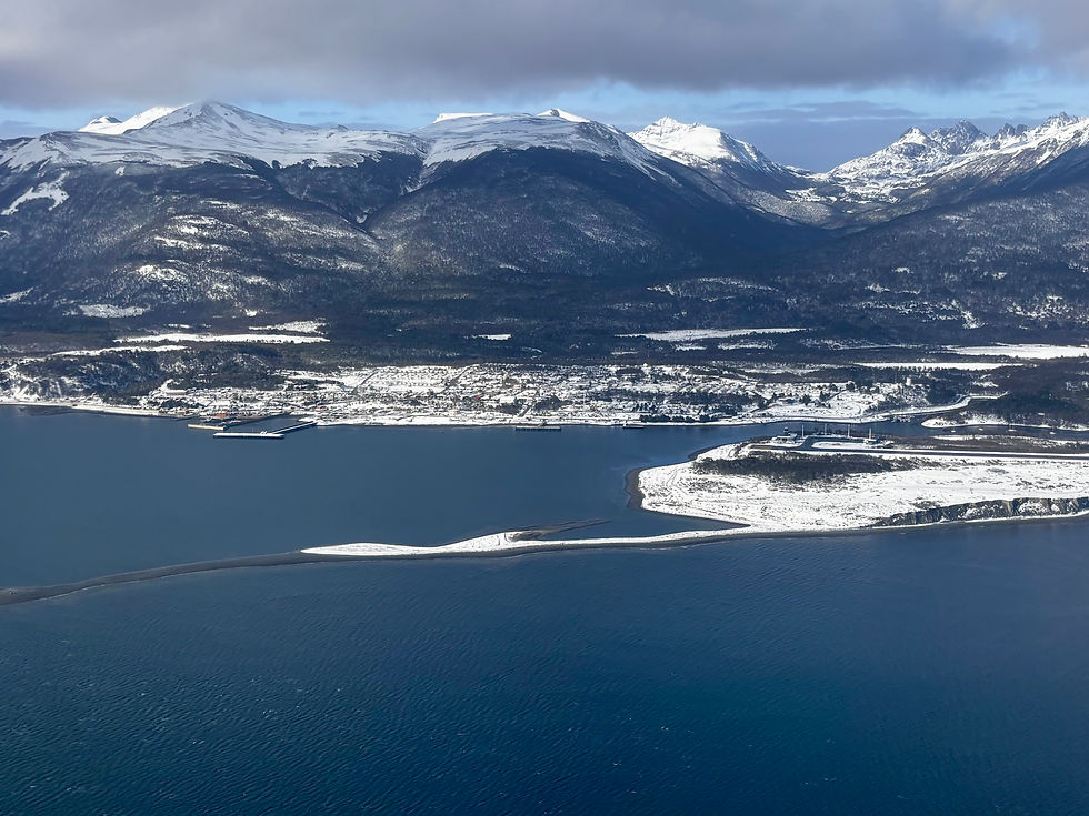 Vista aérea de Puerto Williams y su borde costero en la comuna de Cabo de Hornos, Región de Magallanes.