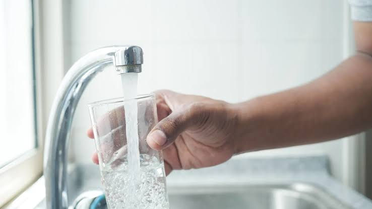 Alzas de hasta 700% tensionan el agua en Juan Fernández