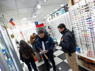 Santiago despliega fiscalización masiva a ópticas del centro
