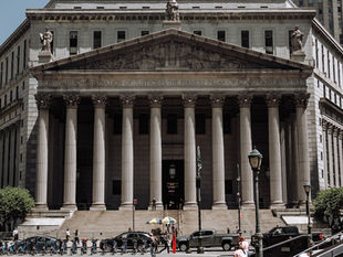 Fachada de un tribunal con amplias columnas y escalinata de acceso.