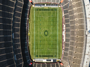 Imagen referencial de un estadio visto desde el aire con su cancha central.