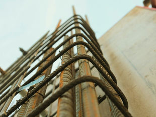 Barras de acero de refuerzo utilizadas en una obra de construcción