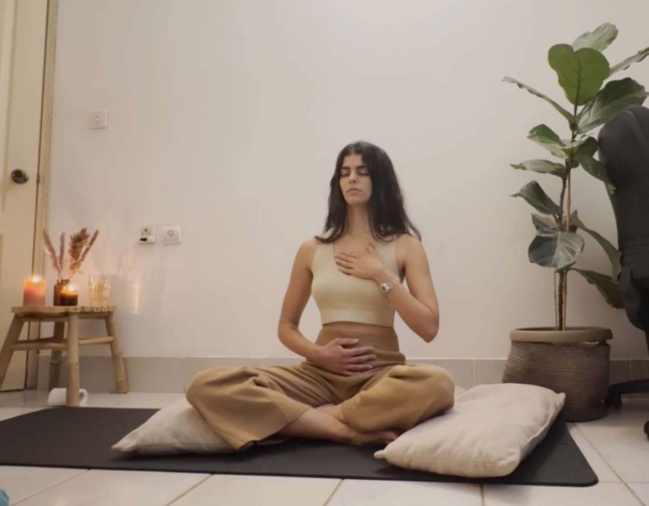 נשימה בטנית, יוגה עדינה בזמן מחזור, מדיטציה באוירה נעימה