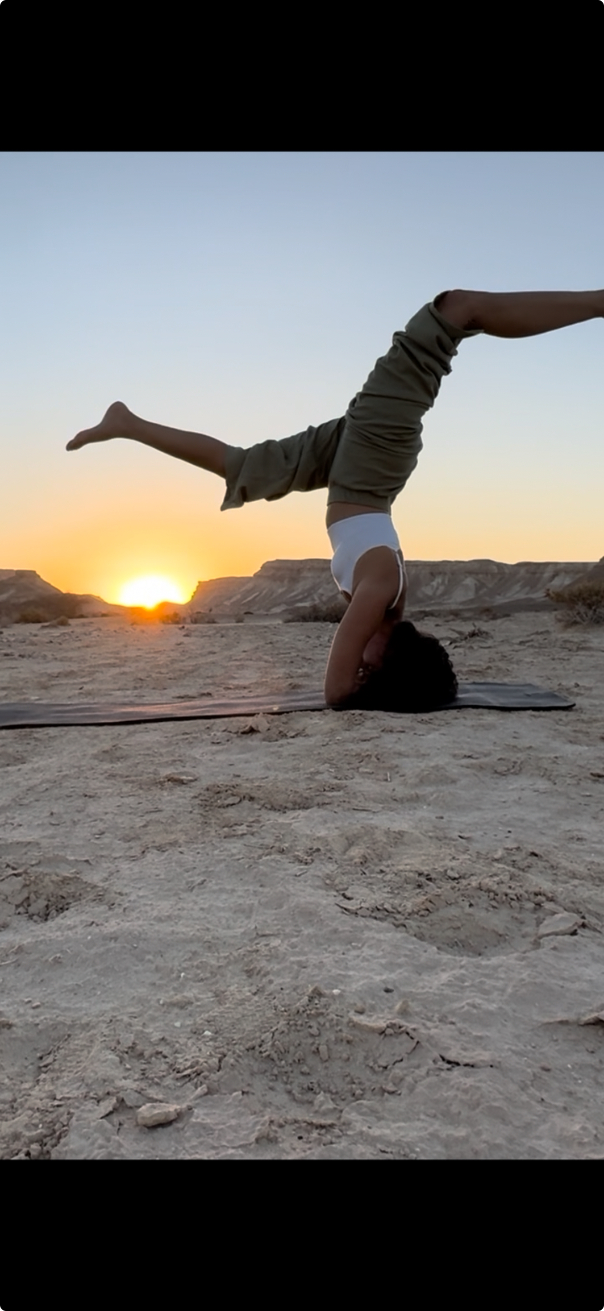 יוגה במדבר, עמידת ראש בשקיעה כתומה, סאטווה, אושר, תרגול יוגה