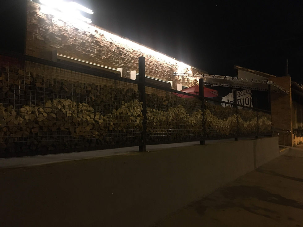 Cerca telada preenchida com pedra ferro