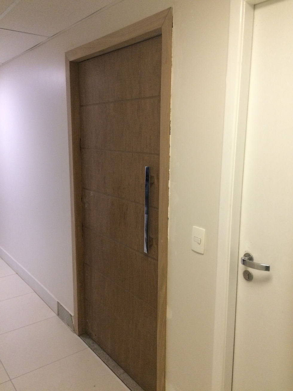 Porta pivotante instalada