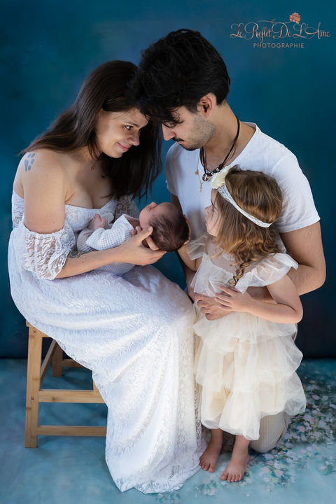 Séance photo bébé nouveau-né en famille près de Massy Palaiseau, Sainte Geneviève des Bois et Arpajon (91)