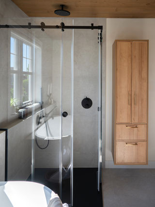 Salle de bain clé en main avec douche vitrée sur mesure, vanité flottante, rangement optimisé et conception ergonomique favorisant le confort au quotidien.