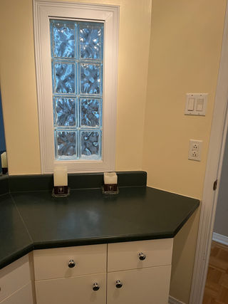 Salle de bain rénovée avec douche vitrée et finis modernes, alliant luminosité et fonctionnalité.