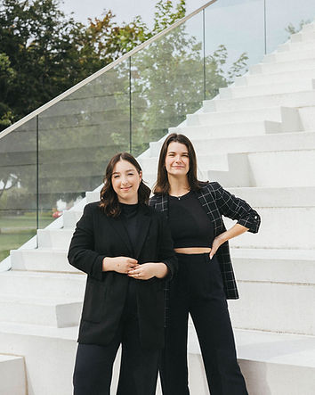 Deux designers d’intérieur expertes en réaménagement résidentiel sur la Rive-Nord, spécialisées en rénovations clé en main de salles de bain modernes et de cuisines sur mesure.