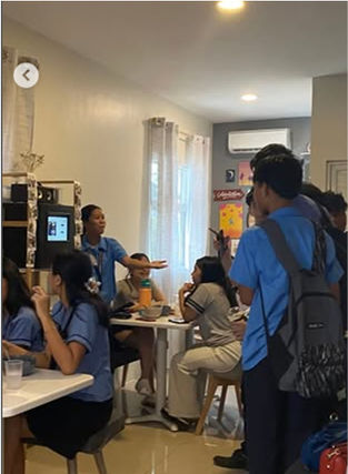 People using Naemo Box photo booth in a cafe