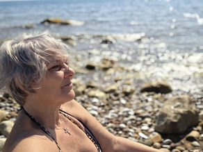 Scritto da Silvana Grippi  Estetista naturopata e formatrice con oltre 40 anni di esperienza nel lavoro sul corpo.  Nel suo centro a Palermo sviluppa un metodo basato su diagnosi estetica, ascolto del corpo e trattamenti non invasivi orientati a risultati duraturi.