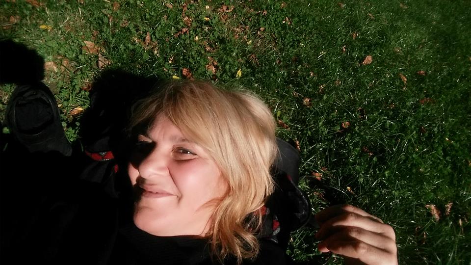 Donna sorridente che vive il benessere e la serenità a ogni età, simbolo di una bellezza autentica e consapevole