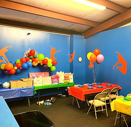 A blue birthday party room at an indoor trampoline park