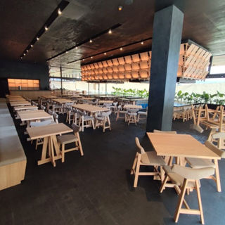 Diseño interior de restaurante con mobiliario funcional y distribución de mesas