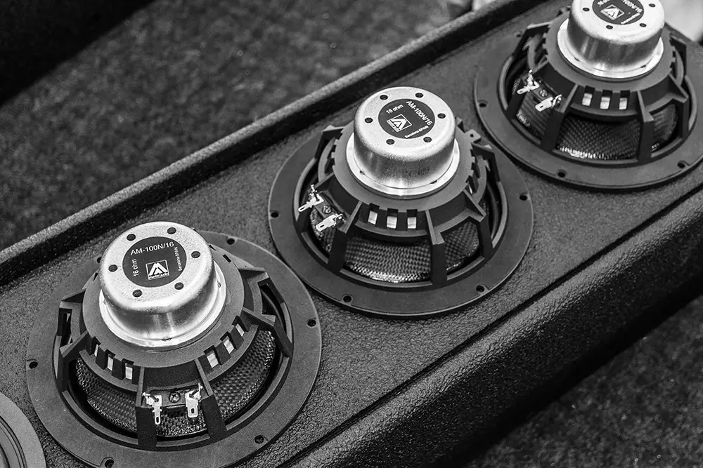 Fotografía de procesos industriales para la fabricación de componentes de audio PUNCTUM STUDIO