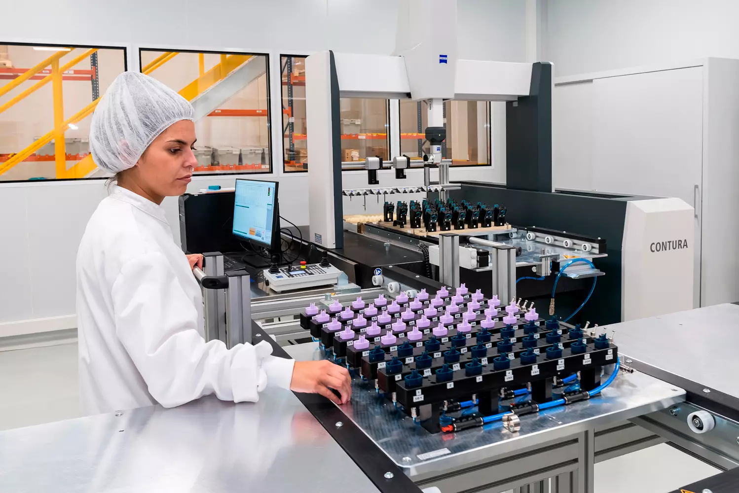 Fotografía de laboratorios y fabricación de componentes con operarios PUNCTUM STUDIO