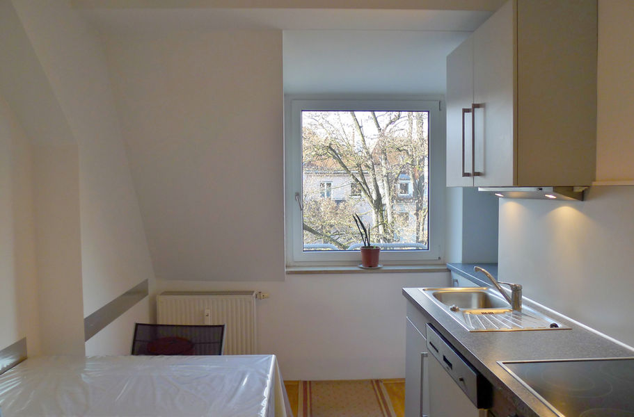 Küche mit Tisch und Stühlen in Schwabing