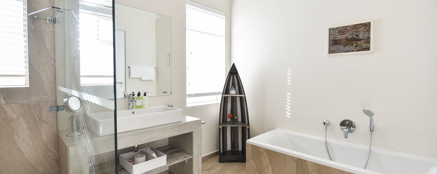 Badezimmer mit auffälligem Bootsregal in Plettenberg Bay