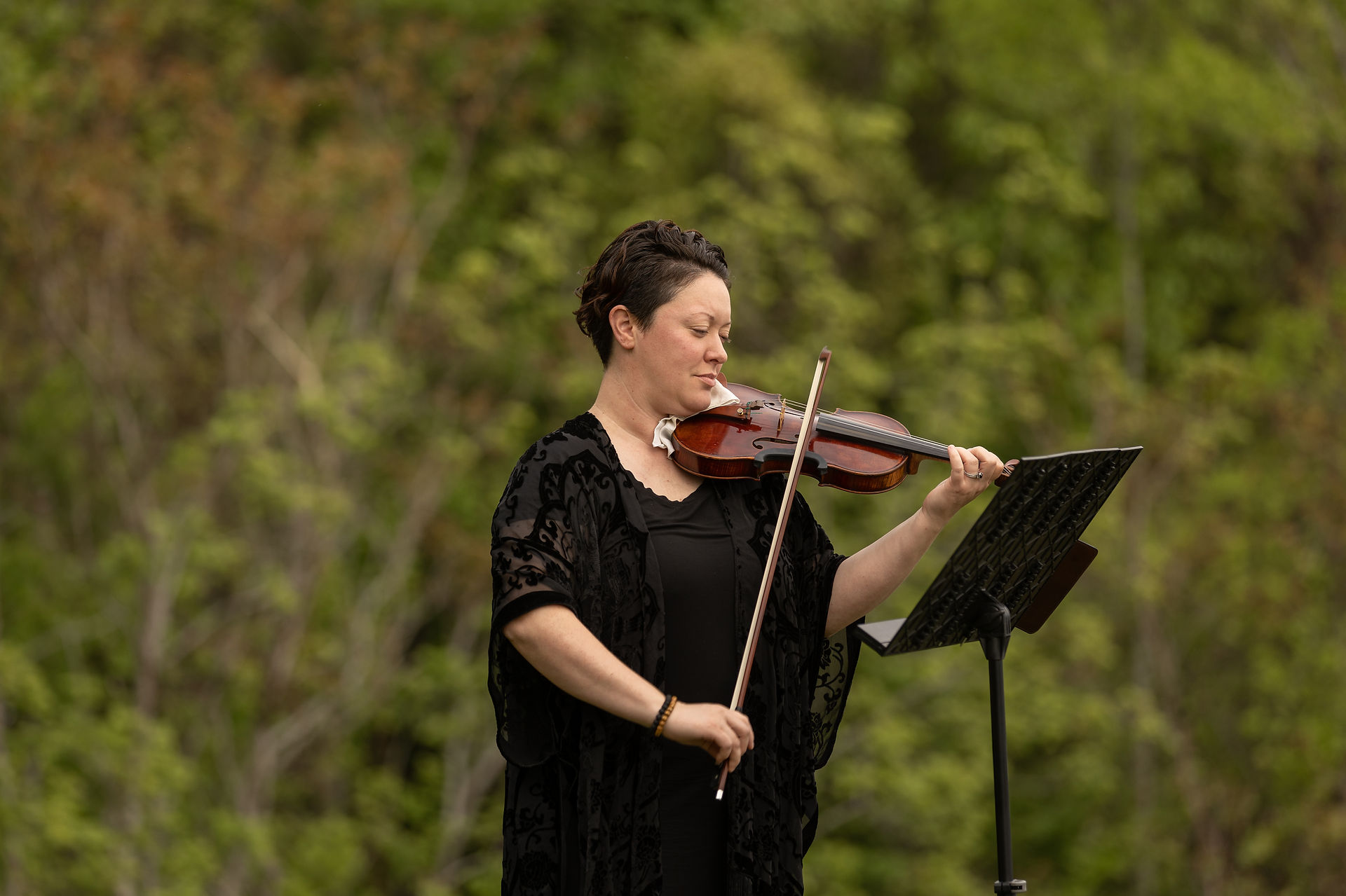 woman playing a violin 