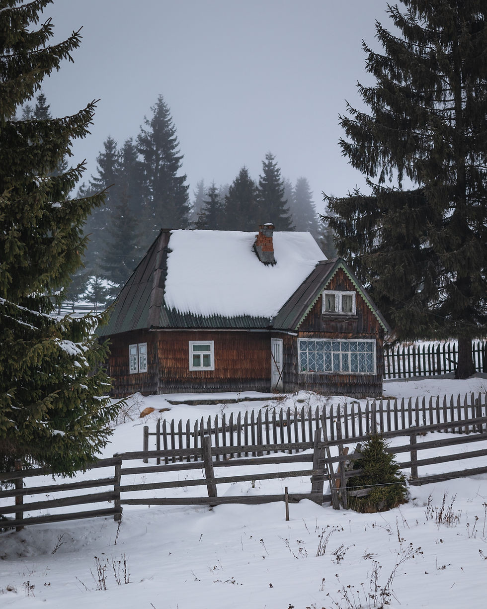 Maison enneigée en hiver illustrant la résilience lors d’une panne de courant au Québec