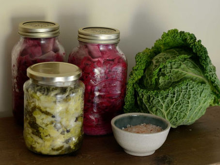 Bocaux de légumes lactofermentés avec chou frais et sel pour la fermentation maison.
