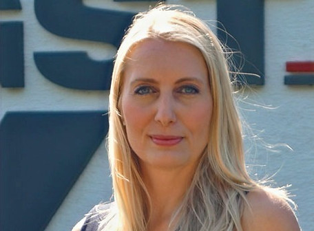Claudia Hölzer aus dem Bereich Rechnungswesen & Verwaltung der AGST Draht & Biegetechnik GmbH