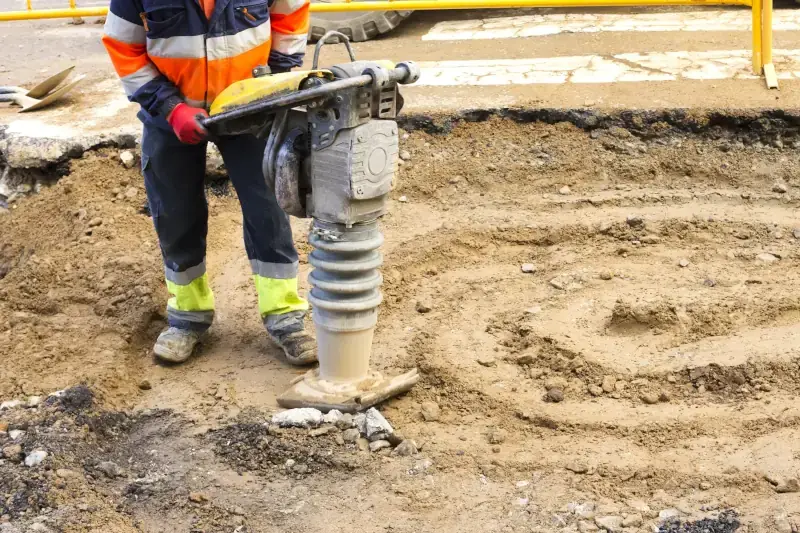 plate-compactor-versus-rammer.webp