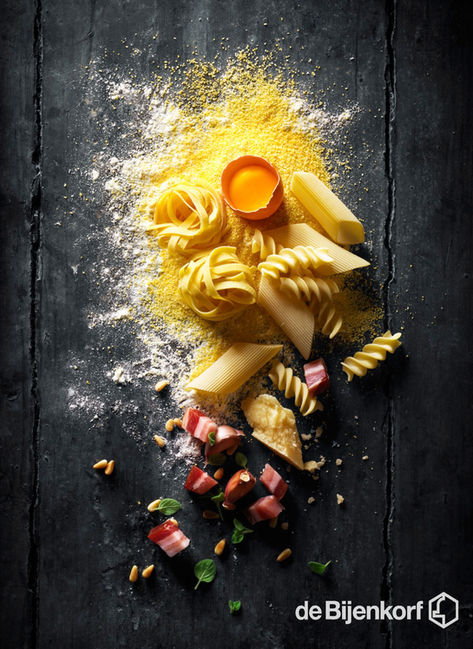 Verse pasta van boven gefotografeerd met ingrediënten voor Pasta Carbonara. Pasta photography, top view food, Italian cuisine