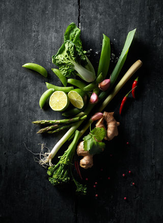 Verse groenten gefotografeerd van bovenaf op een donkere ondergrond. Vegetable photography, fresh produce, top view