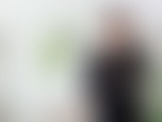 Denise Anders lächelt in die Kamera