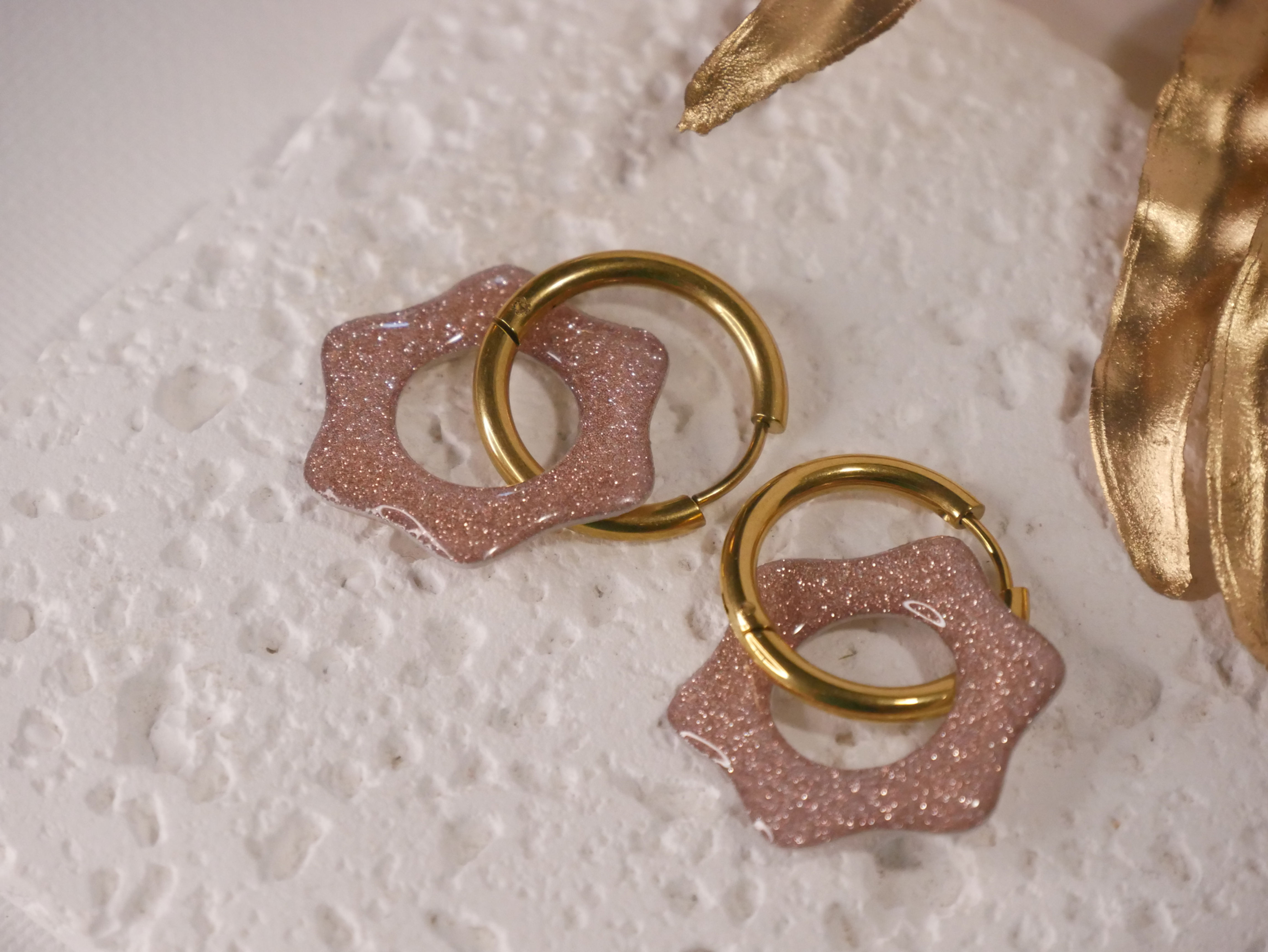 Boucles d'oreilles Keremma hexagonale beige paillette