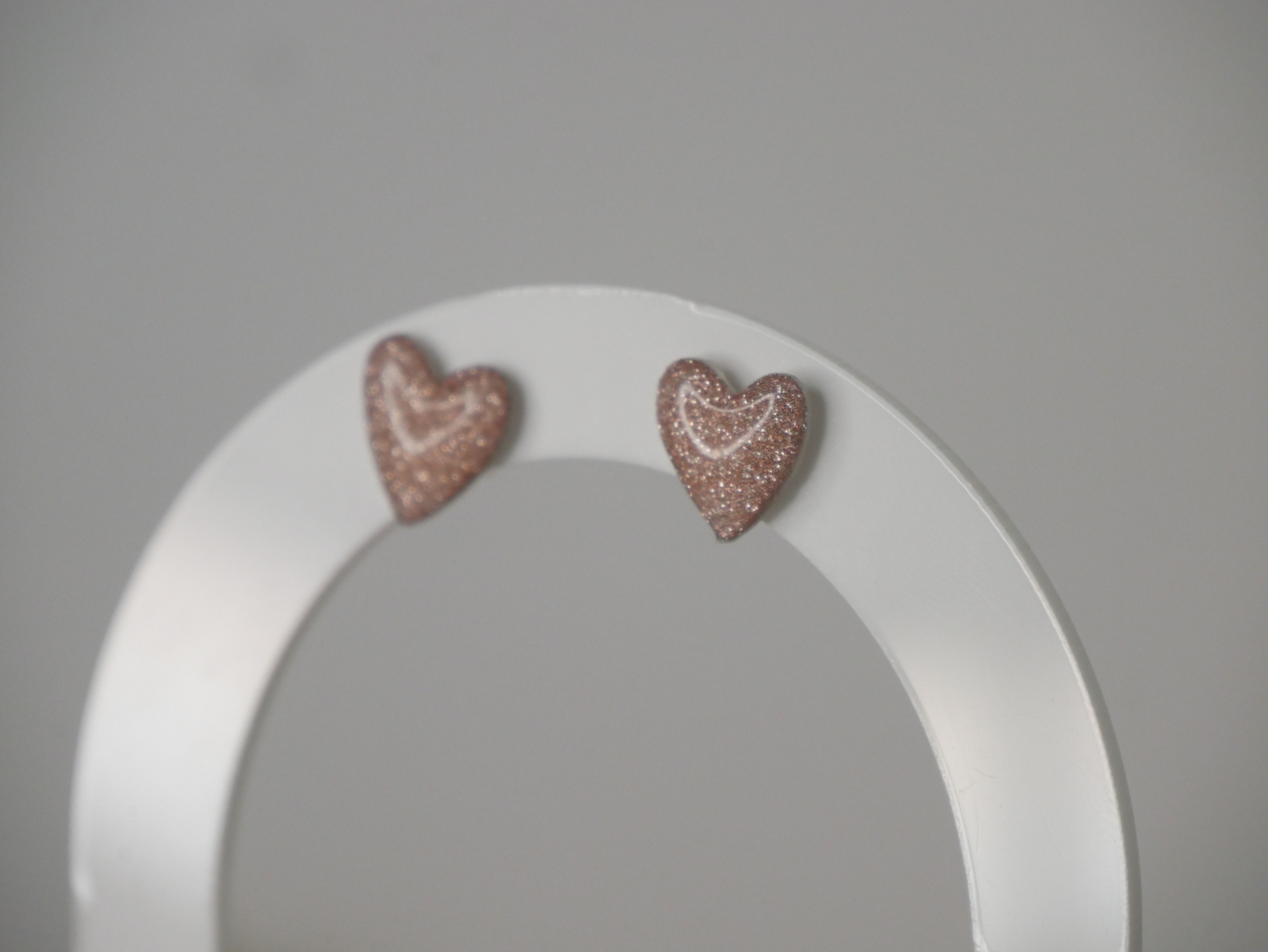 Boucles d'oreilles Keremma petit coeur beige paillette