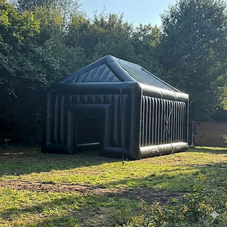 De compleet zwarte tent, de nachtclub
