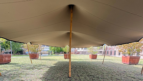 Taupe stretchtent van 150m² groot