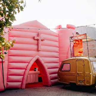De roze opblaasbare kerk