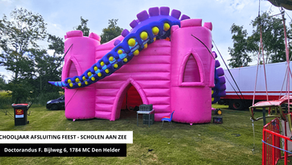 Einde schooljaarfeest met ons roze kasteel met Silent disco koptelefoons