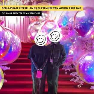 Opblaasbare iriserende zeepbellen bij de première van Wicked in Amsterdam