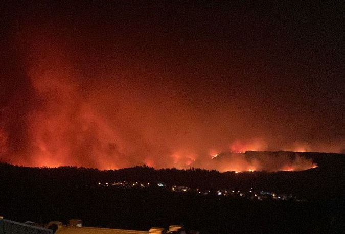 “No me dejen solo”: alcalde de Penco implora auxilio al presidente de Chile ante incendio que arrasa poblaciones y rebasa a la autoridad local