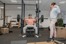 Trainer Thomas aan het werk in de The Fit Zone Amersfoort met client Arne