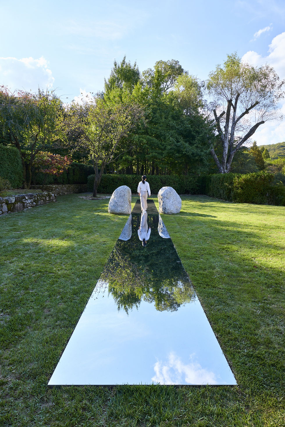 ‘관계항 – 하늘길’ 2025, 스테인리스 스틸, 자연석 (스테인리스 스틸) 1000 X 120 X 2cm (2pcs) (자연석) 90 X 125 X 115(h), 125 X 100 X 110(h)cm