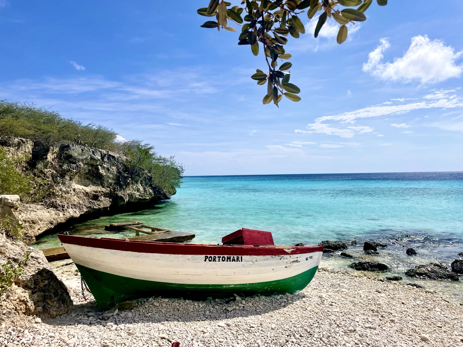 Playa Playa Porto Mari op Curaçao met turquoise zee en het bekende bootje