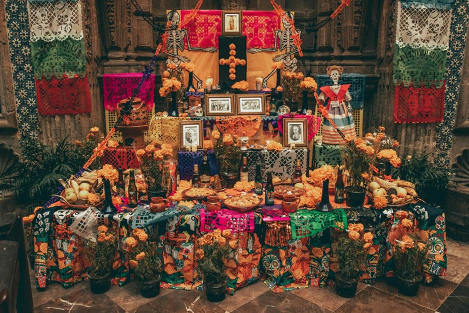 Altar tradicional de Día de Muertos en México, decorado con flores de cempasúchil y ofrendas. (Foto: Roger Ce / Unsplash)