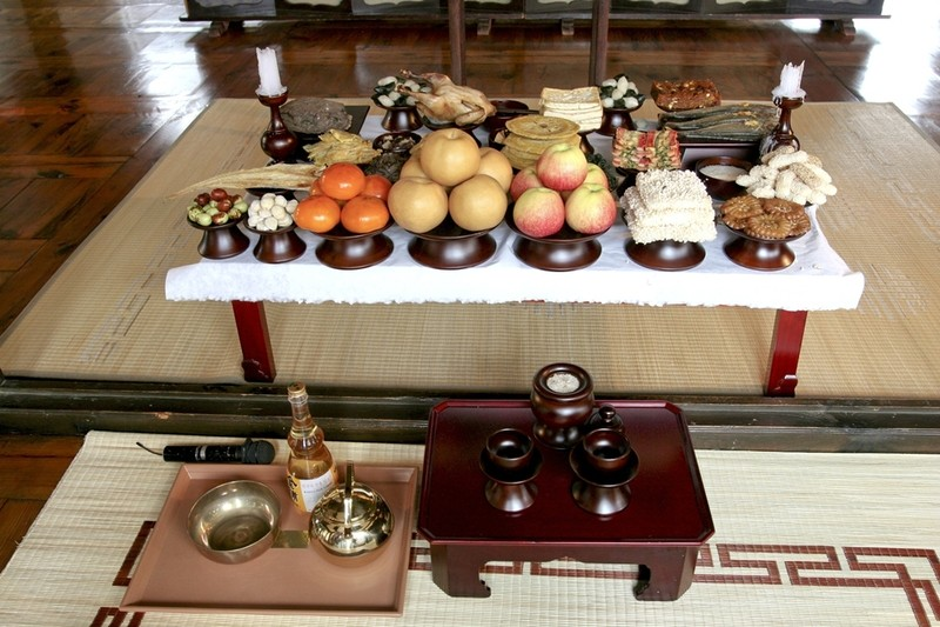 Mesa ritual (charye-sang) preparada para la ceremonia charye, en la que las familias coreanas honran a sus ancestros durante Chuseok con arroz de la nueva cosecha y platillos tradicionales. (Foto: KOREA.NET, vía Flickr)