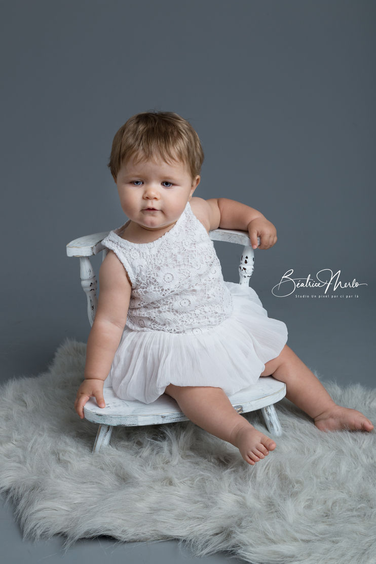 adorable bébé sur petite chaise