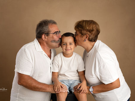 Séance photo grands-parents et petits-enfants en studio à Redessan dans le Gard